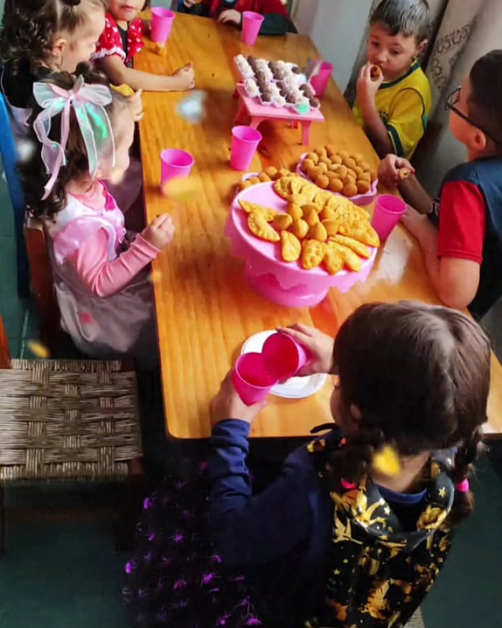 Crianças em volta da mesa de festa de aniversário na escola